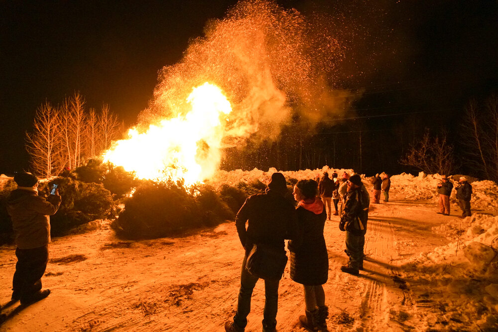 Holiday tree burn lights up night - The Globe